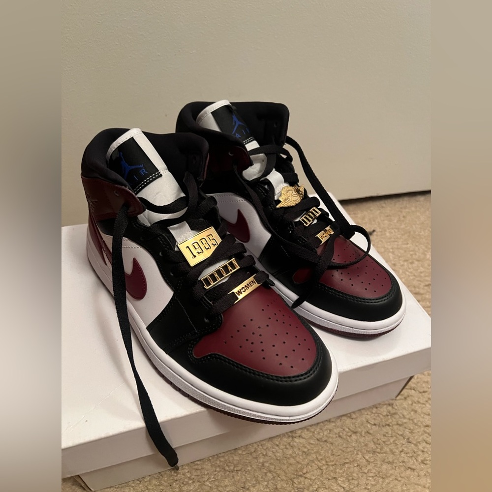 Women’s 8.5 Air Jordan 1 Mid Se